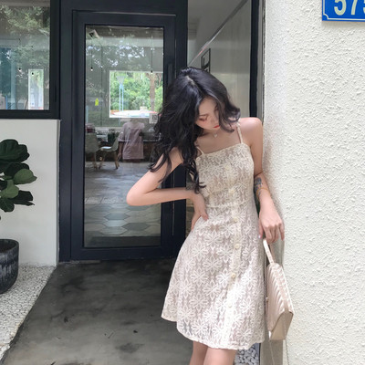 Stílusos női ruha modell vékony pántokkal, világos színben