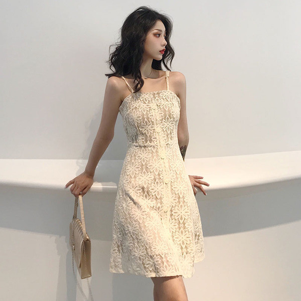 Stílusos női ruha modell vékony pántokkal, világos színben