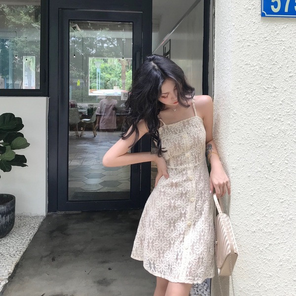 Stílusos női ruha modell vékony pántokkal, világos színben