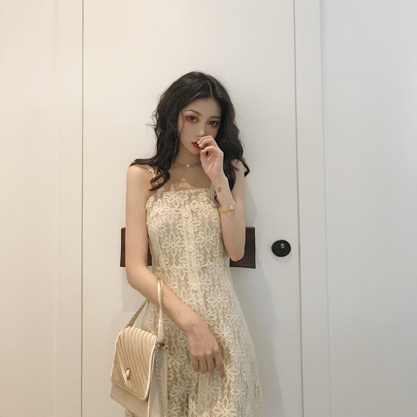 Stílusos női ruha modell vékony pántokkal, világos színben