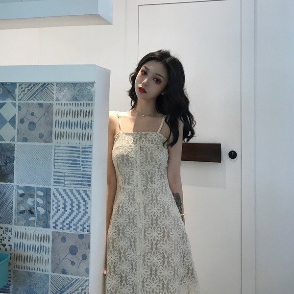 Stílusos női ruha modell vékony pántokkal, világos színben