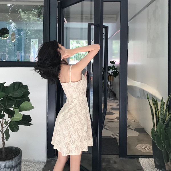 Stílusos női ruha modell vékony pántokkal, világos színben