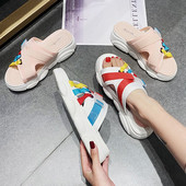 Alkalmi női papucs matricával és színes nyomattal két színben