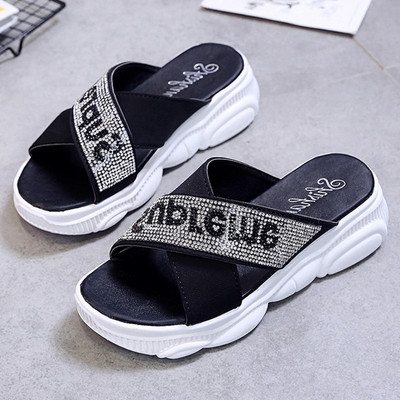 Μοντέρνες γυναικείες παντόφλες με πέτρες και επιγραφή σε μαύρο χρώμα