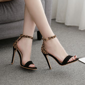 Modern női magassarkú szandál fekete színben, leopárd motívumokkal