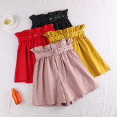 Női rövidnadrág övvel és magas derékkal