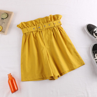 Női rövidnadrág övvel és magas derékkal