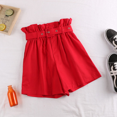 Női rövidnadrág övvel és magas derékkal