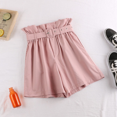 Női rövidnadrág övvel és magas derékkal