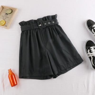 Női rövidnadrág övvel és magas derékkal