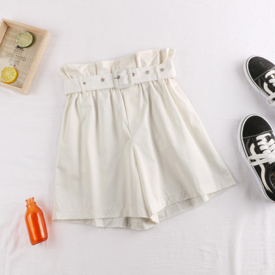 Női rövidnadrág övvel és magas derékkal
