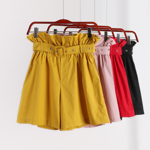 Női rövidnadrág övvel és magas derékkal