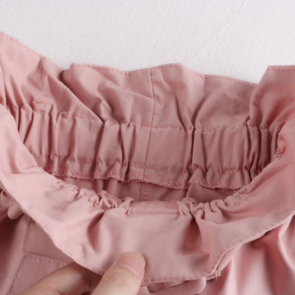 Női rövidnadrág övvel és magas derékkal