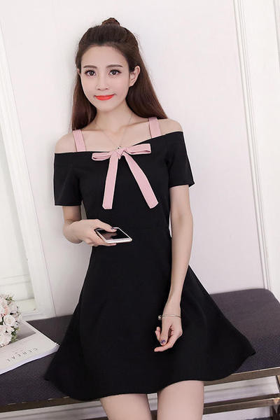 Alkalmi női ruha fekete és rózsaszín szalaggal