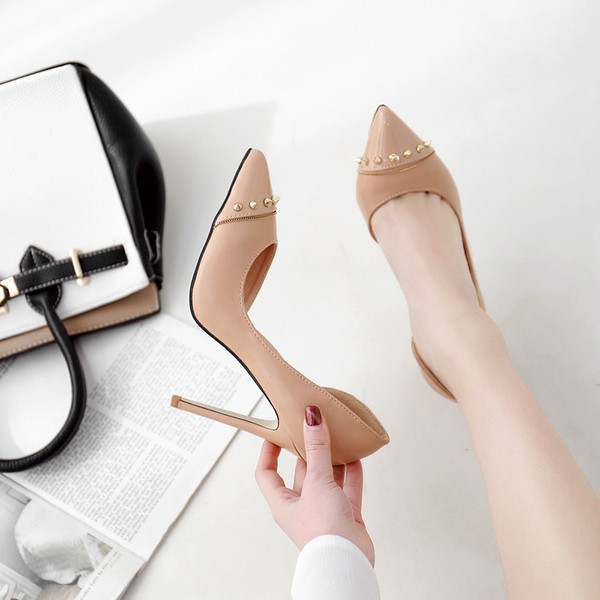 Stílusos női cipő hegyes modell vékony sarokkal fekete és bézs színben