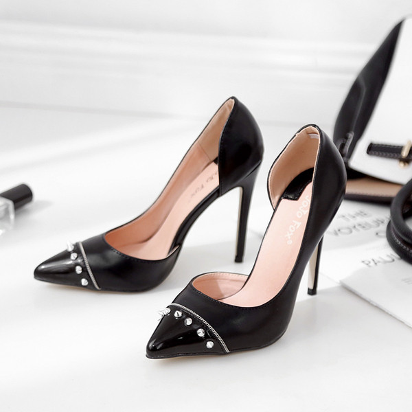 Stílusos női cipő hegyes modell vékony sarokkal fekete és bézs színben