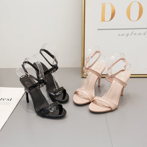 Stílusos női szandál nem szabványos sarokkal, fekete és bézs színben