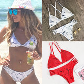 Modern kétrészes fürdőruha háromszög alakú felsővel, fehér és piros színben