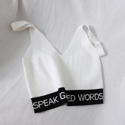 Több színben hímzéssel ellátott rövid női felső