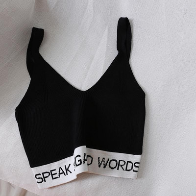 Több színben hímzéssel ellátott rövid női felső