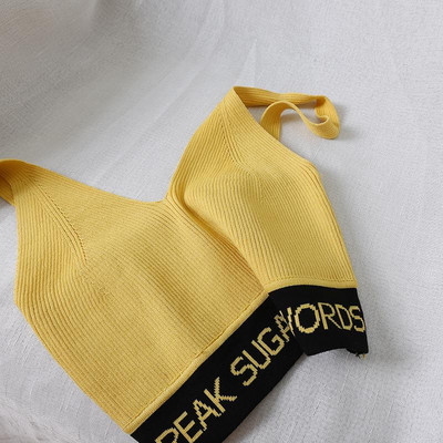 Több színben hímzéssel ellátott rövid női felső