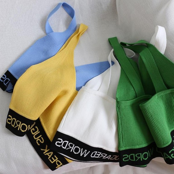 Több színben hímzéssel ellátott rövid női felső