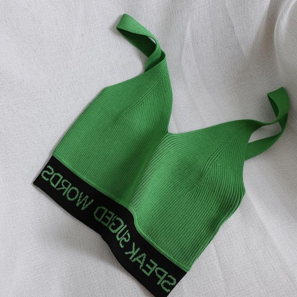 Több színben hímzéssel ellátott rövid női felső