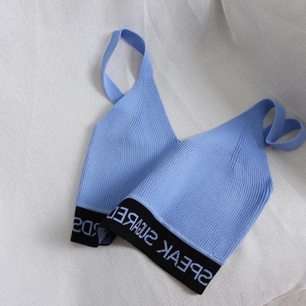 Több színben hímzéssel ellátott rövid női felső