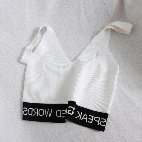 Több színben hímzéssel ellátott rövid női felső