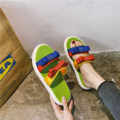 Alkalmi női papucs három színű szalaggal és színes nyomattal