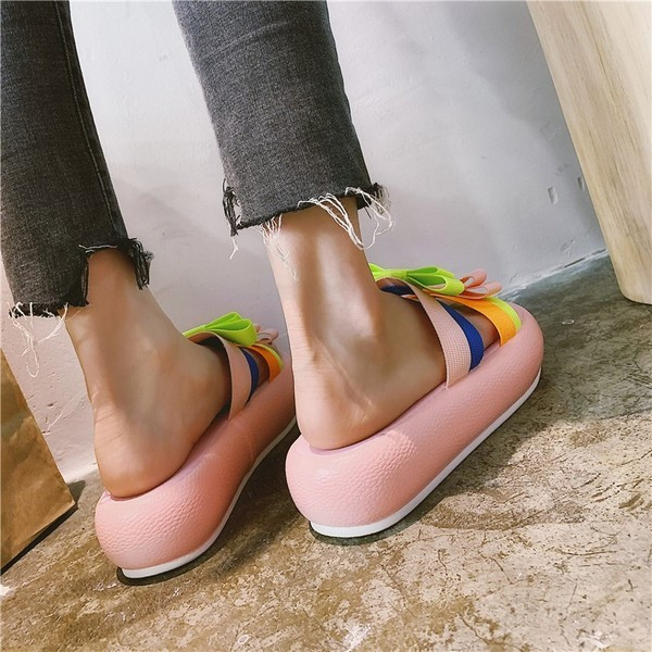 Alkalmi női papucs három színű szalaggal és színes nyomattal