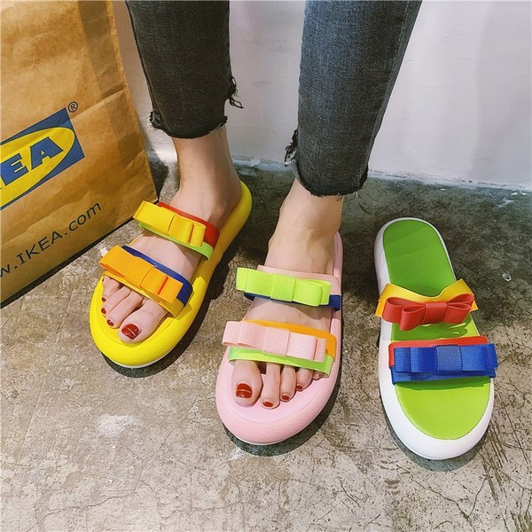 Alkalmi női papucs három színű szalaggal és színes nyomattal