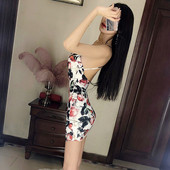 Rövid ruha csupasz hátsó pántokkal, V-nyakkal és hasítékkal