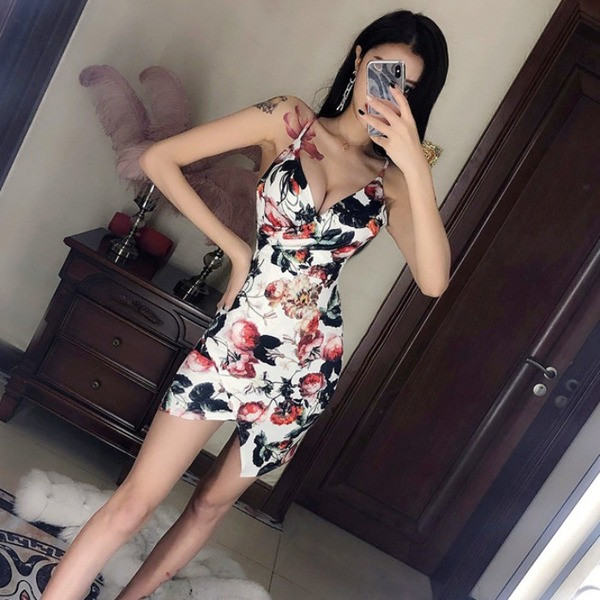 Rövid ruha csupasz hátsó pántokkal, V-nyakkal és hasítékkal