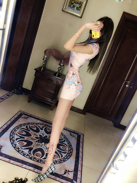 Rövid női ruha ujjal és virágelemekkel