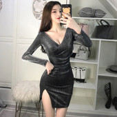 Fényes, rövid női ruha V-nyakkal és hasítékkal