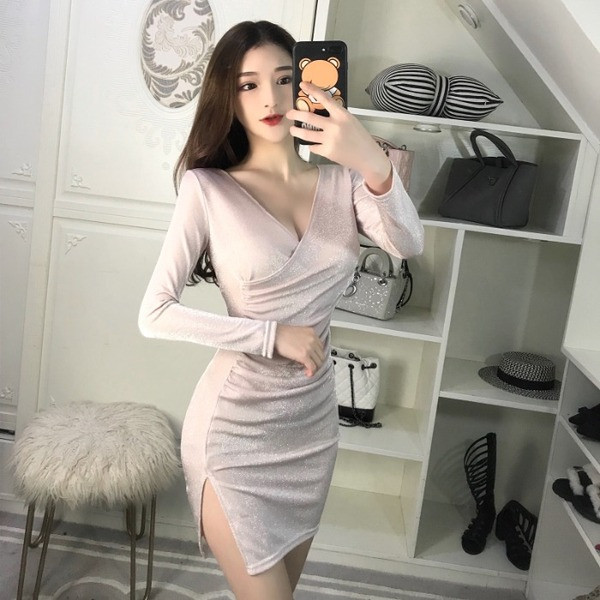 Fényes, rövid női ruha V-nyakkal és hasítékkal