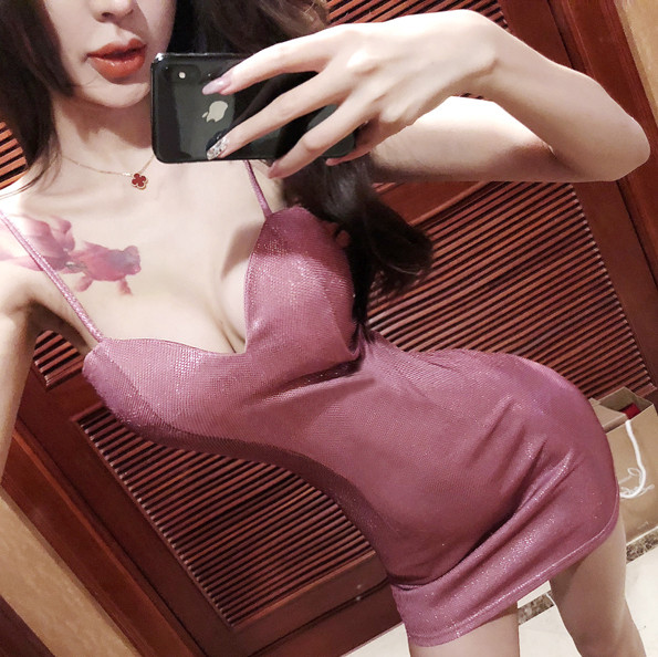 Rochie scurta roz cu bretele subtiri si decolteu in V