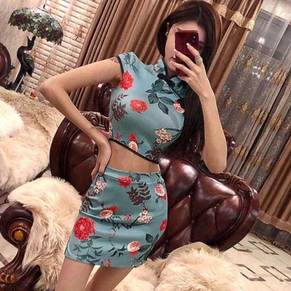 Női szett rövid felső és szoknya kék színben virágelemekkel