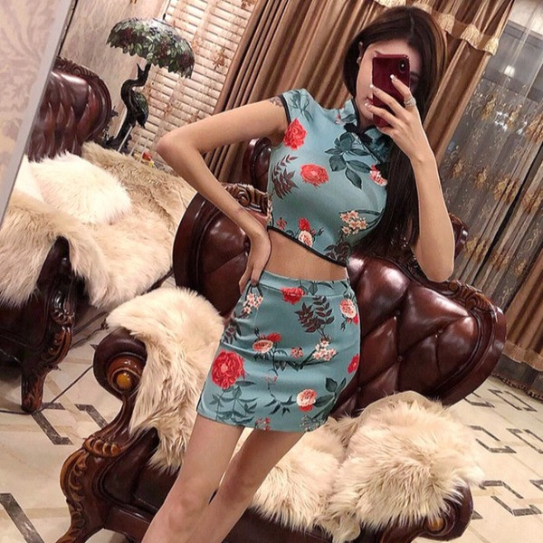 Női szett rövid felső és szoknya kék színben virágelemekkel