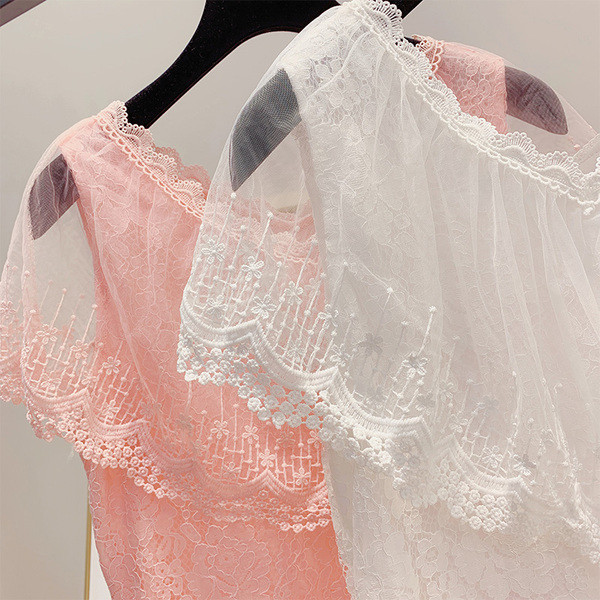 Modern női felső csipkével, fehér és rózsaszín színben