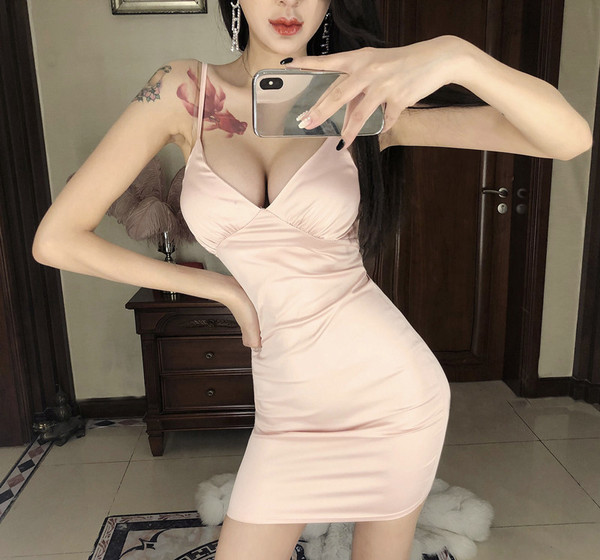 Szatén ruha V-nyakkal és vékony pántokkal