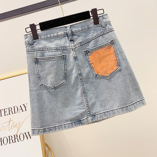 Stílusos női farmerszoknya zsebbel
