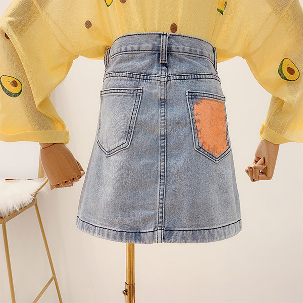 Stílusos női farmerszoknya zsebbel