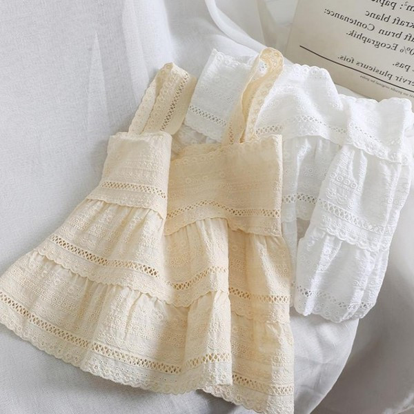 Modern női felső, vastag pántokkal, fehér és bézs színben