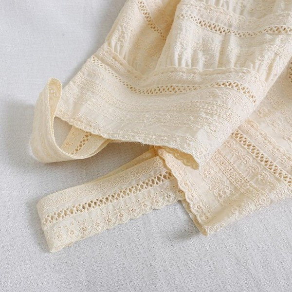 Modern női felső, vastag pántokkal, fehér és bézs színben