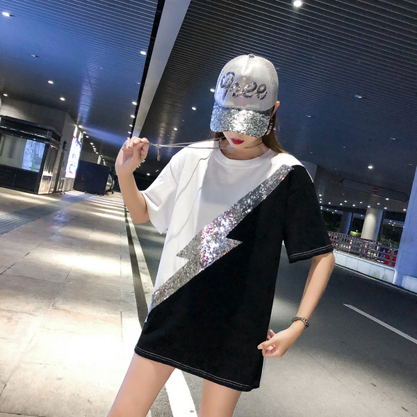 Stílusos női póló rövid ujjal és flitterekkel