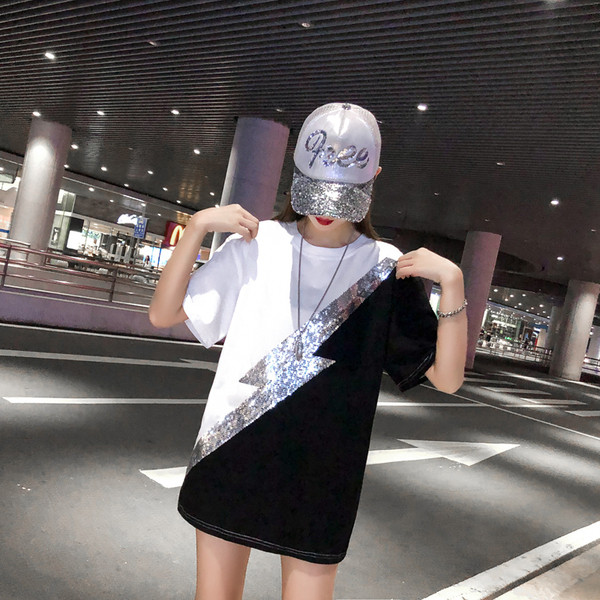 Stílusos női póló rövid ujjal és flitterekkel