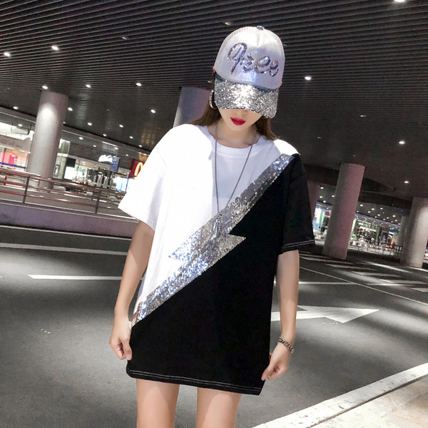 Stílusos női póló rövid ujjal és flitterekkel