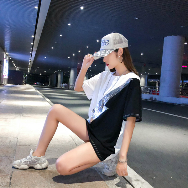 Stílusos női póló rövid ujjal és flitterekkel